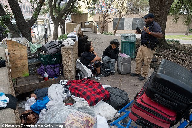 Los habitantes de Houston critican el controvertido ‘supercentro’ de 16 millones de dólares para personas sin hogar que se inaugurará este año: ‘El vecindario quedará arruinado’