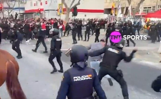 Los aficionados del Benfica chocan con la policía antidisturbios española en escenas violentas antes del partido de la Liga de Campeones del Real Madrid, frente a grandes franjas de seguidores de BOO Vinicius Jr durante el partido.