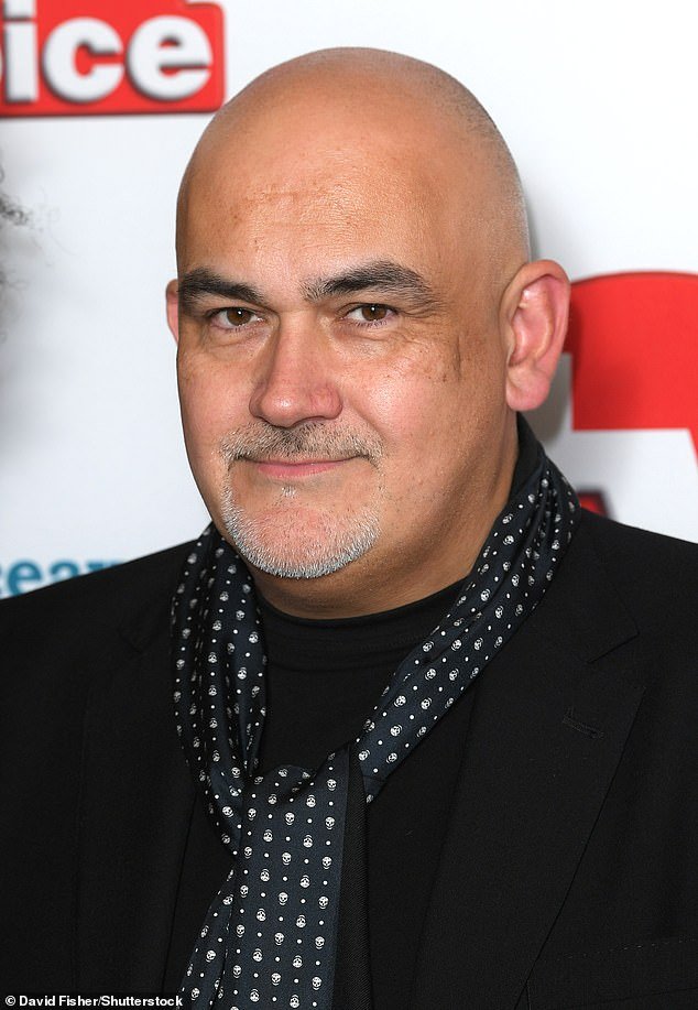 El creador de Benidorm, Derren Litten, dice que se ve obligado a vender la casa española donde escribió su exitosa serie “gracias a un descarado buscador de oro” después de que se revela su “miserable” divorcio de la estrella principal.