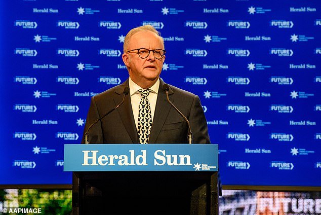 Anthony Albanese GOLPEADO por su comentario de una sola palabra sobre Grace Tame, mientras ella responde