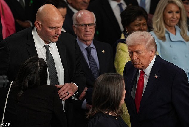 Los republicanos acuden en masa a Fetterman mientras el principal desertor demócrata enfrenta un destino condenatorio en un solo mandato