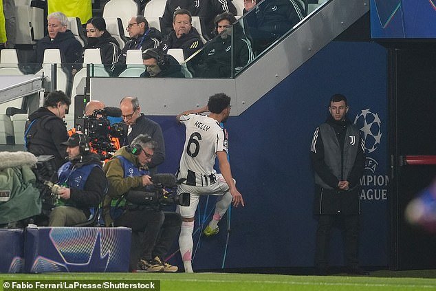 El olvidado fracaso del Newcastle está pataleando furiosamente por el túnel después de recibir una controvertida tarjeta roja durante el emocionante choque de la Liga de Campeones de la Juventus contra el Galatasaray.