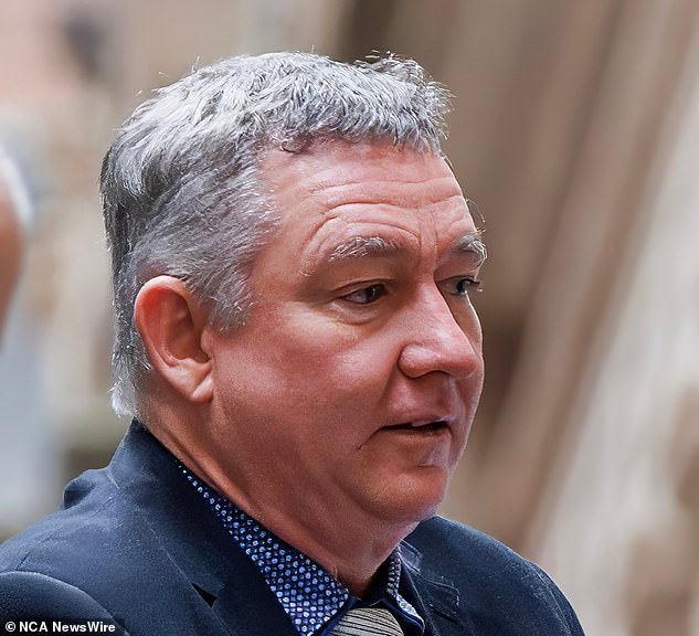 La esposa y el hijo del acusado de asesinar vehículos recreativos, Greg Lynn, lo apoyan en la corte mientras presiona para salir de prisión.