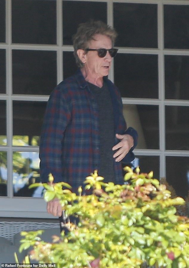 Martin Short es consolado por familiares y amigos que lo apoyan tras la trágica muerte de su hija Katherine.