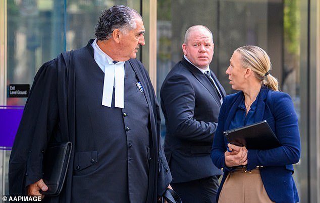 Un acontecimiento dramático cuando la estrella del fútbol se enfrenta a un tribunal acusado de estafar a seis familias en un presunto delito comercial