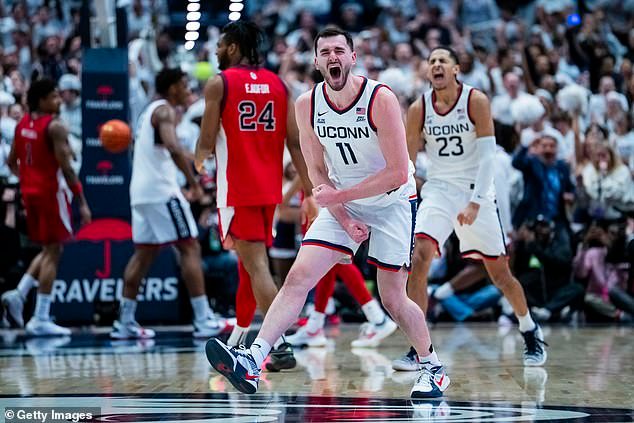 El No. 6 UConn destripa al No. 15 St. John’s 72-40 para tomar la pole position en la carrera de la temporada regular del Big East