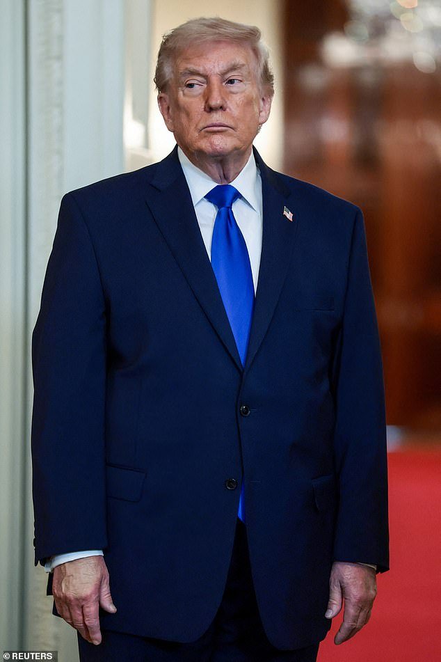 El Departamento de Justicia abre una investigación sobre si los archivos de Epstein que mencionan a Trump fueron retenidos erróneamente