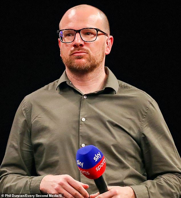 El experto de Sky Sports se retira de su trabajo en televisión debido a un problema de salud