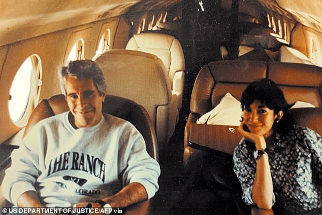 Jeffrey Epstein traficaba con mujeres en aeropuertos británicos hasta apenas un mes antes de su arresto en 2019, cuando tomó más de 60 vuelos, muchos de ellos a bases de la RAF.