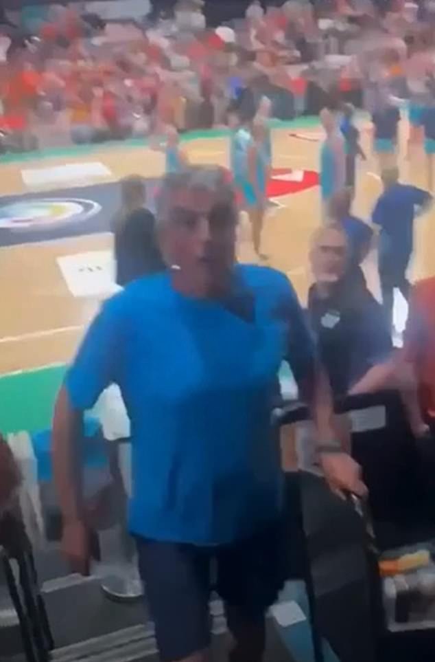 El padre furioso de una estrella del deporte australiano es visto en un video llamando a un fan “maldito moll” antes de que la seguridad se lo lleve.