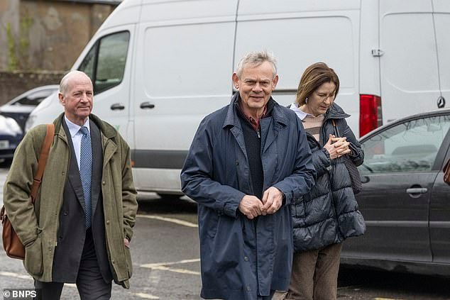 El actor Martin Clunes pierde la batalla del sitio de Traveler ante unos vecinos hippies que querían construir un campamento permanente a 300 metros de una granja de £5 millones