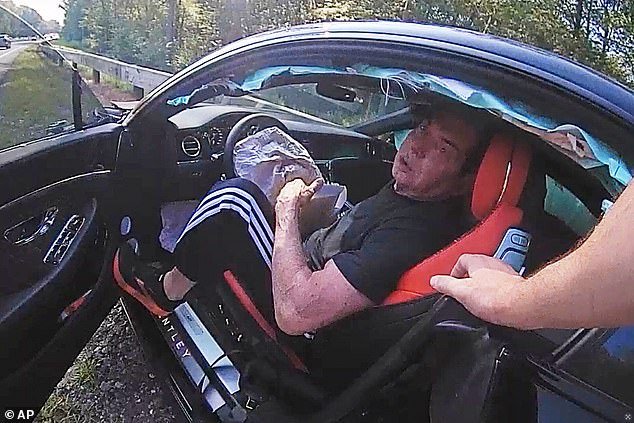 Nuevas imágenes aterradoras muestran el momento en que Vince McMahon choca su Bentley a más de 100 mph mientras es perseguido por la policía.