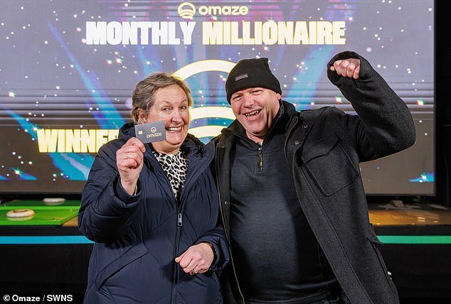 Una ex asistente de enseñanza gana £ 1 millón en el sorteo de Omaze e inmediatamente le presta a su compañero £ 20 para el pub, pero insiste en que aún no se jubilará con ella.