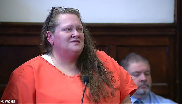 Madre de talla grande de Virginia Occidental llora mientras la encarcelan a muerte por matar de hambre a su hija de 14 años