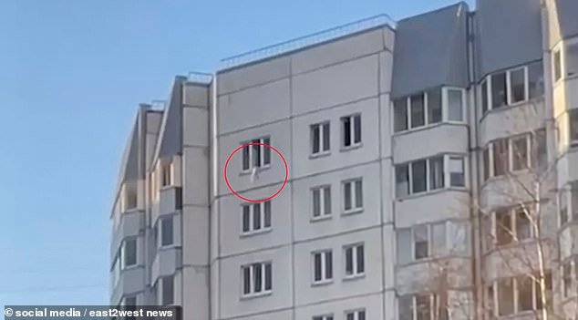 Impresionante momento en que un niño pequeño cae 10 pies desde la ventana de la torre, antes de que las heroicas enfermeras usen COAT para atraparlo