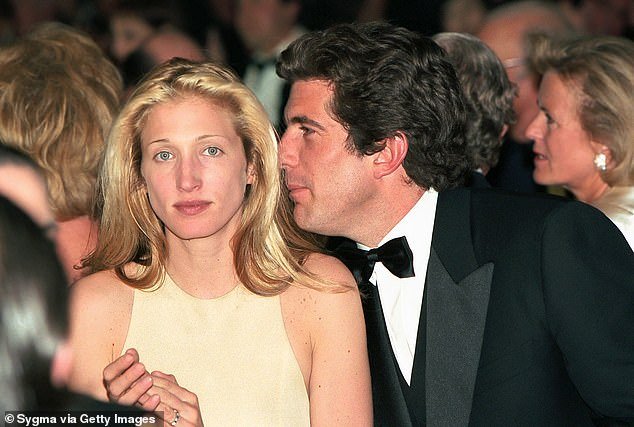 La bomba del aborto de Carolyn Bessette: Por primera vez, MAUREEN CALLAHAN revela un complot verdaderamente despiadado para incriminar a JFK Jr… las traiciones que se llevó a la tumba… y por qué todo lo que sabemos sobre ella es pura fantasía.