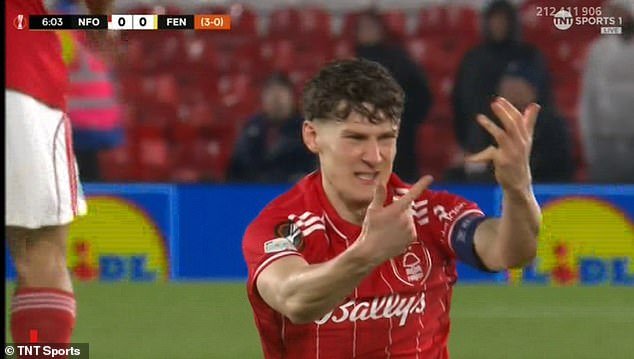 ¡Ay! Ryan Yates sufre una terrible lesión en el dedo durante el choque de la Europa League entre Nottingham Forest y Fenerbahce, ¡y continúa jugando de todos modos!