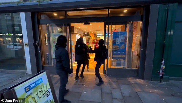 Guardia de seguridad afuera de GREGGS golpeado por un matón que roba pasteles