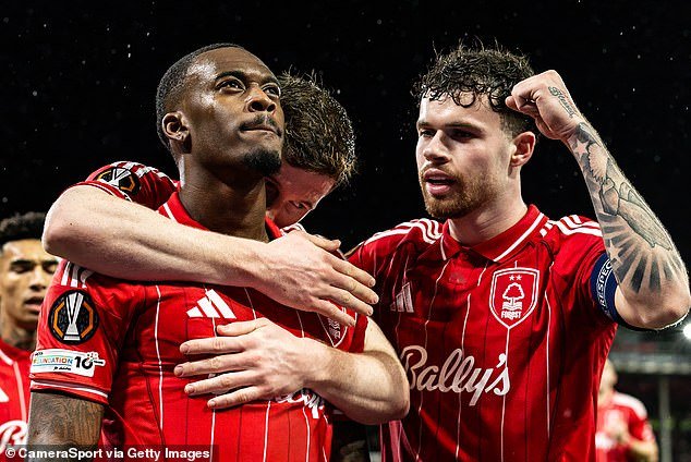 Callum Hudson-Odoi ayuda a despachar al nervioso Nottingham Forest mientras comienzan los abucheos hacia Vitor Pereira y los tres jugadores del plantel que no le hicieron ningún favor en una noche poco convincente contra el Fenerbahce: TOM COLLOMOSSE