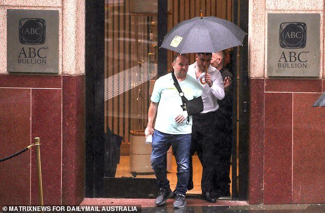 El héroe de la masacre de Bondi, Ahmed al-Ahmed, se ríe de camino al banco mientras invierte sus millones en ORO y es recibido por una estrella de rock en el centro financiero de Sydney.