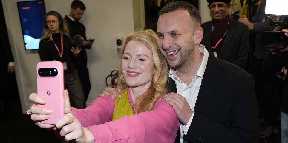 La victoria sísmica de los Verdes en las elecciones parciales de Gorton y Denton es una “victoria del engaño”, afirma Nigel Farage: actualizaciones en vivo y reacción