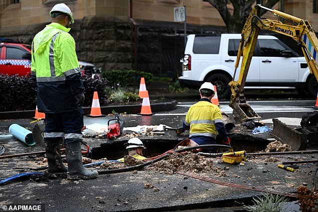 Se abre un enorme socavón en Sídney que provoca caos