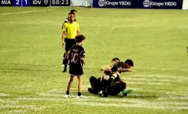 Lionel Messi es arrastrado al suelo por un torpe guardia de seguridad después de que fanáticos enloquecidos irrumpieran en el campo y agarraran a la superestrella del Inter Miami en un incidente impactante.