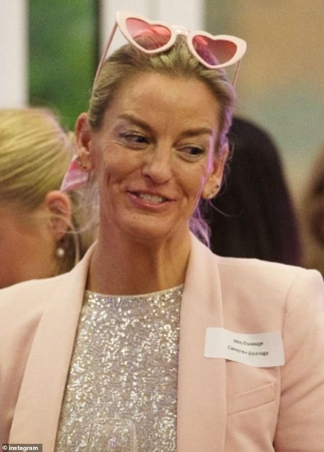 Maestra de internado, de 52 años, inhabilitada por tener actividad sexual con un niño después de que bebieron alcohol juntos, en la foto de un evento escolar con temática de Barbie