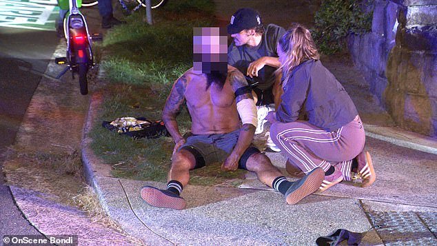 Bondi Beach sacudida por un ataque con cuchillo ‘aleatorio’: la víctima fue trasladada de urgencia al hospital después de ser ‘apuñalada por la espalda’