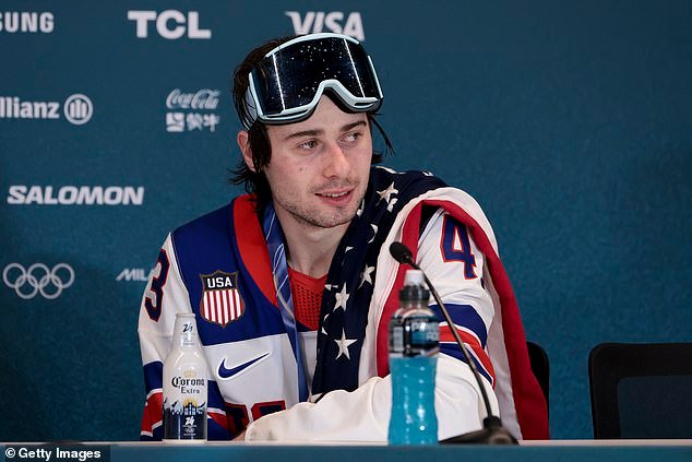 Los fanáticos acalorados de Rivalry se enfurecen después de descubrir que el jugador de hockey del equipo de EE. UU. Aparecerá en SNL con la estrella Connor Storrie