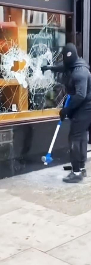 La pandilla que robó casi £150,000 en joyas, relojes, dinero en efectivo y pinturas durante un alboroto de cuatro meses se enfrenta a la cárcel