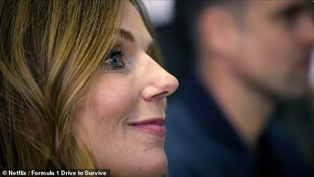La reacción invisible de Geri Halliwell ante el abucheo de su marido Christian Horner después de que su escándalo de mensajes de texto sexuales fuera revelado en Drive to Survive, mientras Lewis Hamilton se sorprende.