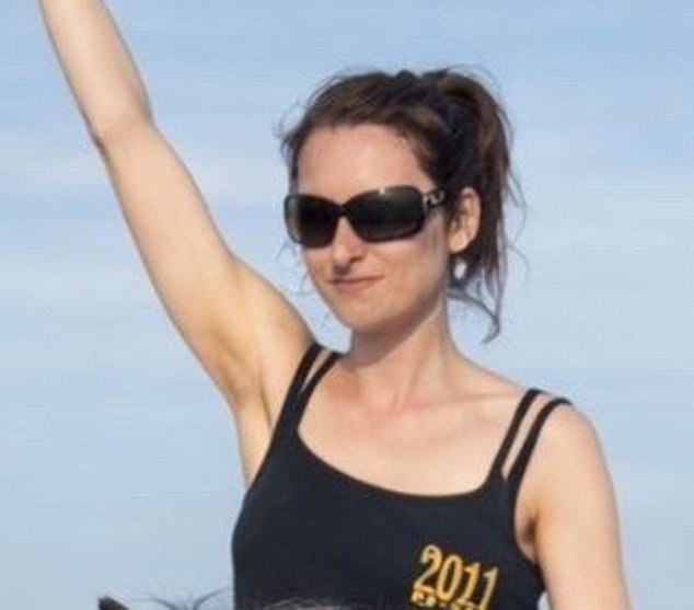 Un hombre comparece ante el tribunal por la muerte de una mujer mientras la familia rinde homenaje a una “mente brillante”