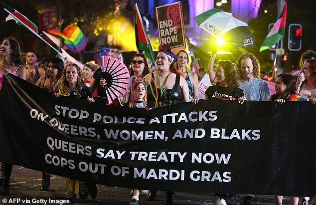 El Mardi Gras de Gays y Lesbianas de Sydney se estremeció apenas unas horas antes del evento cuando el grupo fue prohibido por comentarios controvertidos.
