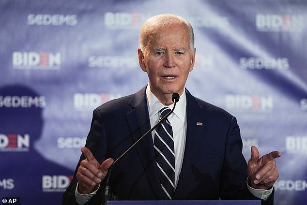 Joe Biden, de 83 años, comete un error vergonzoso al parecer confundir a dos líderes mundiales mientras se burla de Trump por su discurso sobre el Estado de la Unión en una rara aparición pública.
