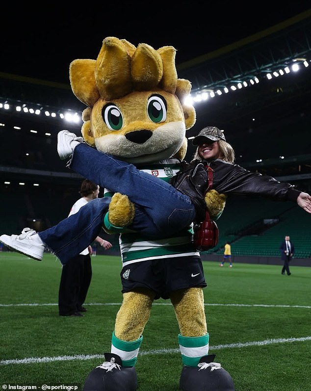 ¡Dóblalo como Sweeney! Estrella de Hollywood muestra sus habilidades futbolísticas en una aparición sorpresa en un partido de fútbol portugués