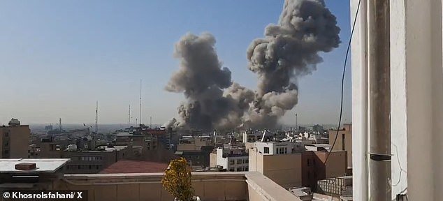 Momento en el que las mujeres se ríen cuando el complejo del Líder Supremo iraní es atacado en Teherán, mientras el destino de Jamenei sigue siendo incierto