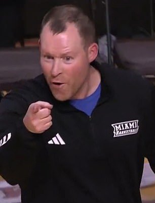 El entrenador de baloncesto de Miami, Travis Steele, se vuelve loco al aplastar los parlantes de DJ en una fusión impresionante