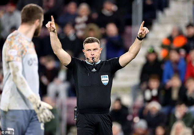 Piensa en el hombre del medio mientras Old Firm se prepara para enfrentar a Ibrox… y reza para que él no sea lo único de lo que hablamos cuando todo se calme.