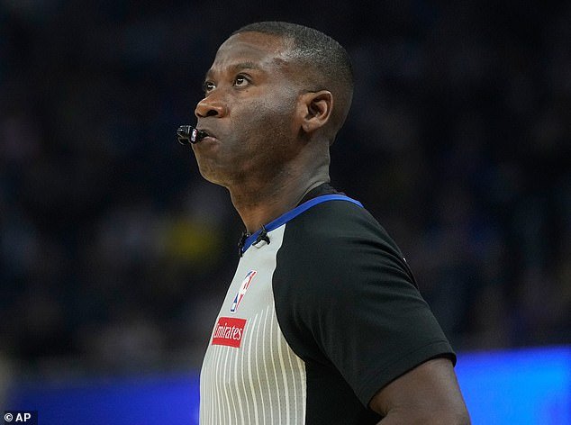 Los fanáticos critican al árbitro de la NBA ‘cuello’ por usar los apodos de los jugadores durante el anuncio en la cancha: ‘luce terrible’