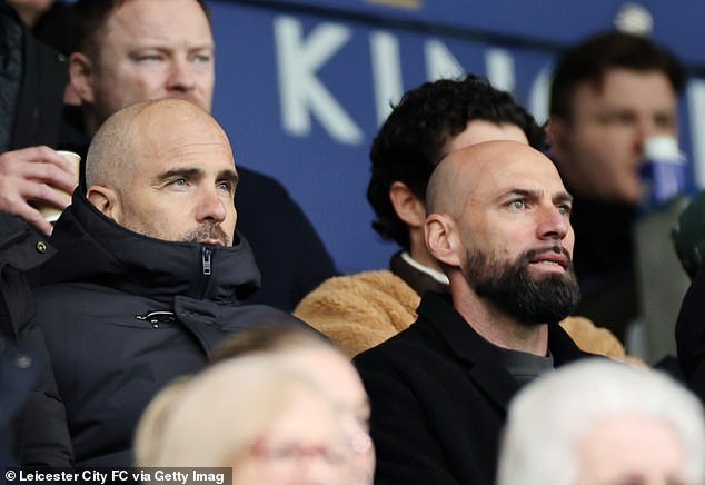 Enzo Maresca es visto por primera vez desde el despido del Chelsea, mientras el técnico observa a su antiguo equipo, el Leicester, desde el palco de directores.