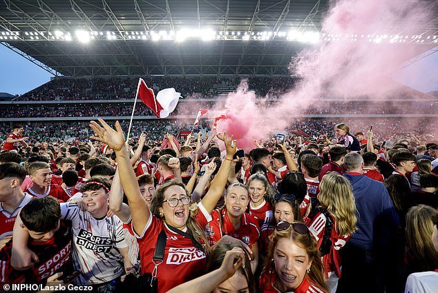 No hay humo sin fuego cuando se trata de bengalas, y no es sólo un problema para el fútbol, el Gobierno debe abordar esta peligrosa moda antes de que se arraigue también en la GAA…