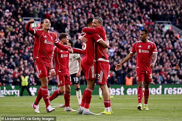 El Liverpool logra una victoria crucial contra el valiente West Ham en una tarde que parece la primavera de 2025, escribe LEWIS STEELE