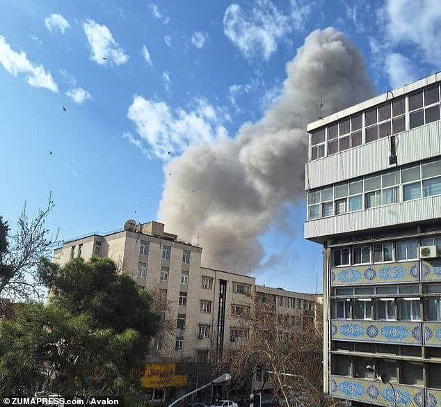 Los mensajes explosivos de Irán harán que el régimen sufra un ataque de ira… pero nuevos videos pintan un panorama aún más oscuro: ELINA SHIRAZI