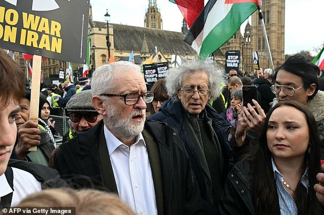 Jeremy Corbyn se une a cientos de manifestantes pro-Irán en Londres con pancartas de ayatolá para exigir el fin de las “guerras de Trump”