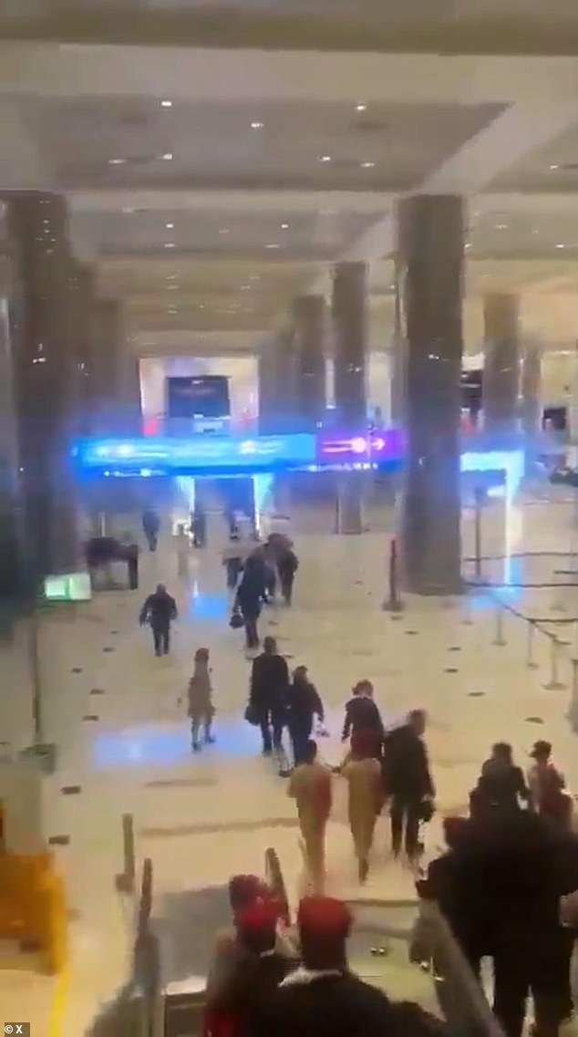 Pánico en el aeropuerto de Dubái tras ser “golpeado por un dron suicida iraní” y los pasajeros huyen de la terminal destruida