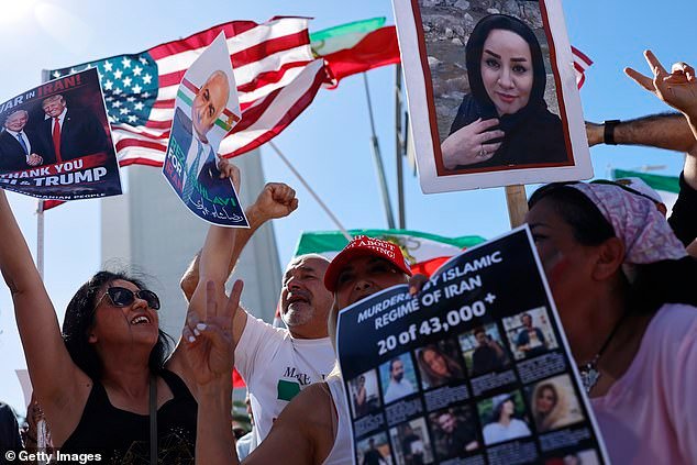 Los persas encantados celebran en las calles de Estados Unidos después de que Trump anunciara la muerte del líder supremo iraní.