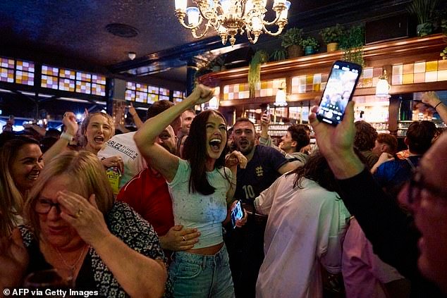 Los pubs podrán permanecer abiertos hasta las 2 de la mañana durante la Copa del Mundo si los países anfitriones avanzan a los octavos de final.