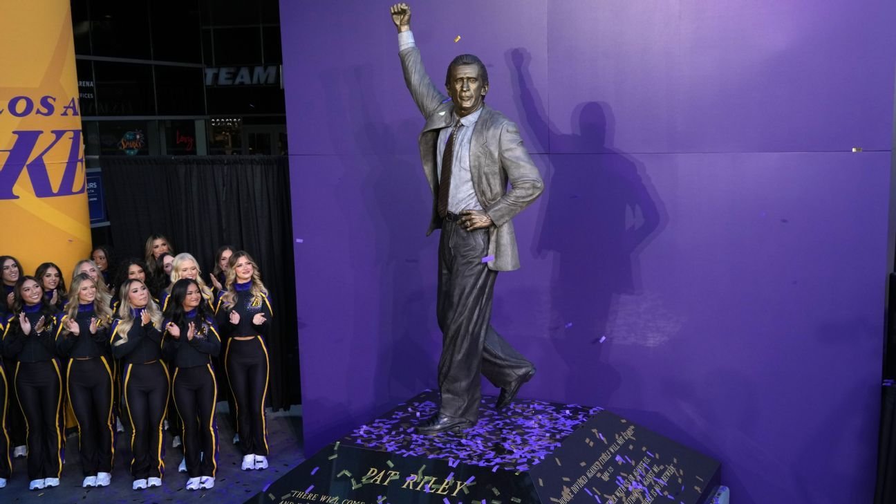 Los Lakers inauguran estatua del legendario ex entrenador Pat Riley