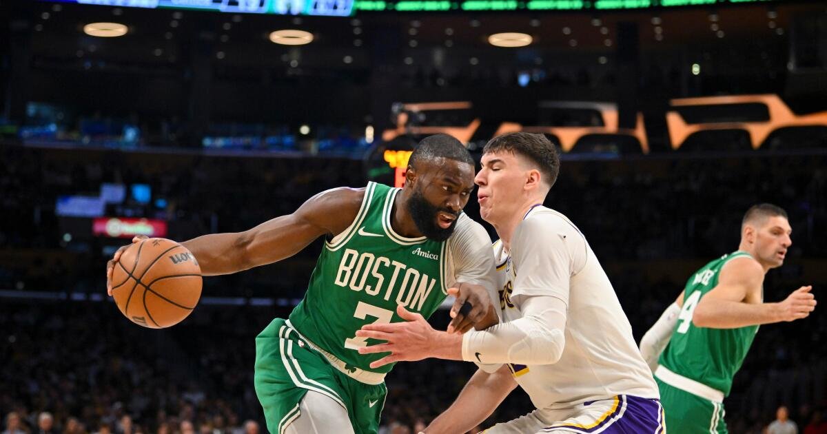 Mientras Pat Riley observa, los Lakers son derrotados por los Celtics en un juego de rivalidad.
